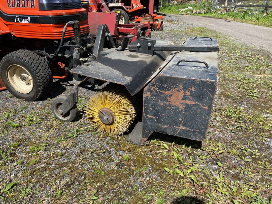 2000 Kubota G1700//Sitteklipper med feier og oppsamler - Kerti fűkasza: 5 kép. 2000 Kubota G1700//Sitteklipper med feier og oppsamler - Kerti fűkasza: 5 kép.