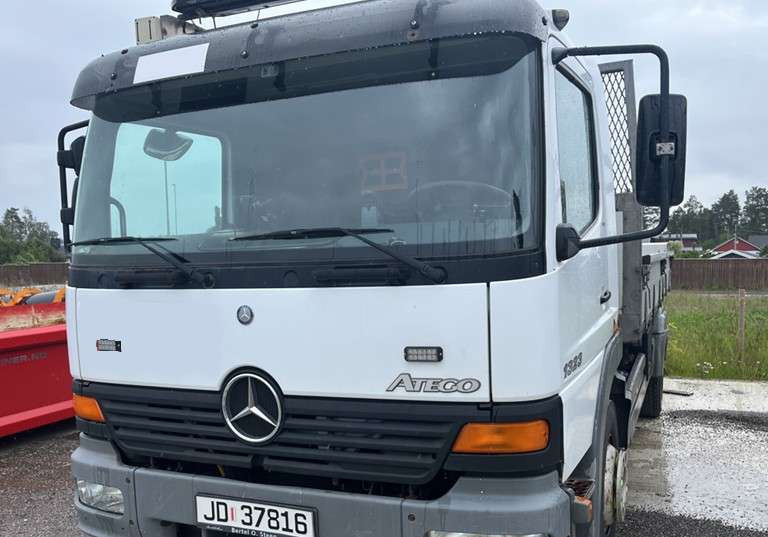 2004 Mercedes-Benz Tipp - EU-godkjent - Billenőplatós teherautó: 1 kép. 2004 Mercedes-Benz Tipp - EU-godkjent - Billenőplatós teherautó: 1 kép.