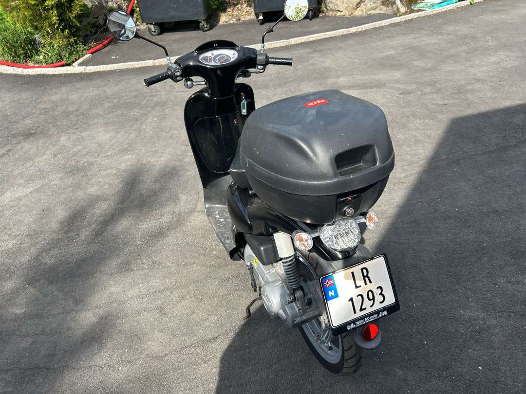 2011 Moped APRILIA APRILIA SCARABEO50 2T NERO APR - Motorszállító utánfutó: 4 kép. 2011 Moped APRILIA APRILIA SCARABEO50 2T NERO APR - Motorszállító utánfutó: 4 kép.