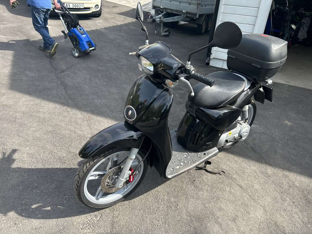 2011 Moped APRILIA APRILIA SCARABEO50 2T NERO APR - Motorszállító utánfutó: 1 kép. 2011 Moped APRILIA APRILIA SCARABEO50 2T NERO APR - Motorszállító utánfutó: 1 kép.