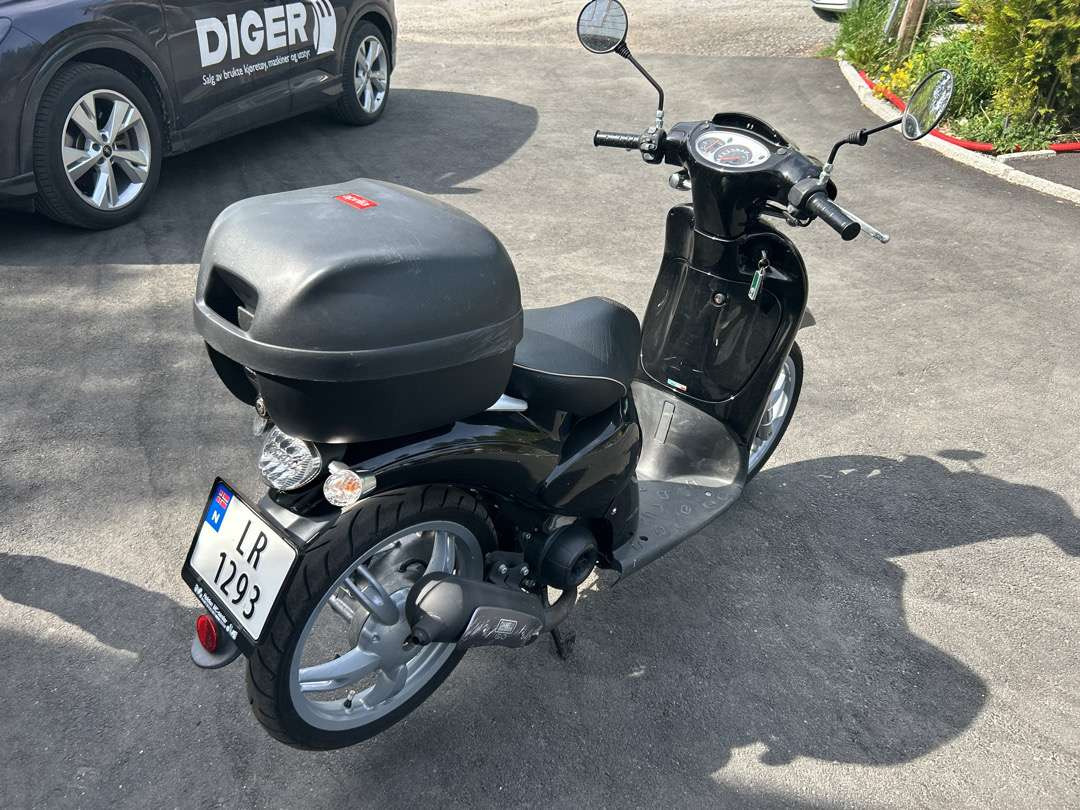 2011 Moped APRILIA APRILIA SCARABEO50 2T NERO APR - Motorszállító utánfutó: 3 kép. 2011 Moped APRILIA APRILIA SCARABEO50 2T NERO APR - Motorszállító utánfutó: 3 kép.