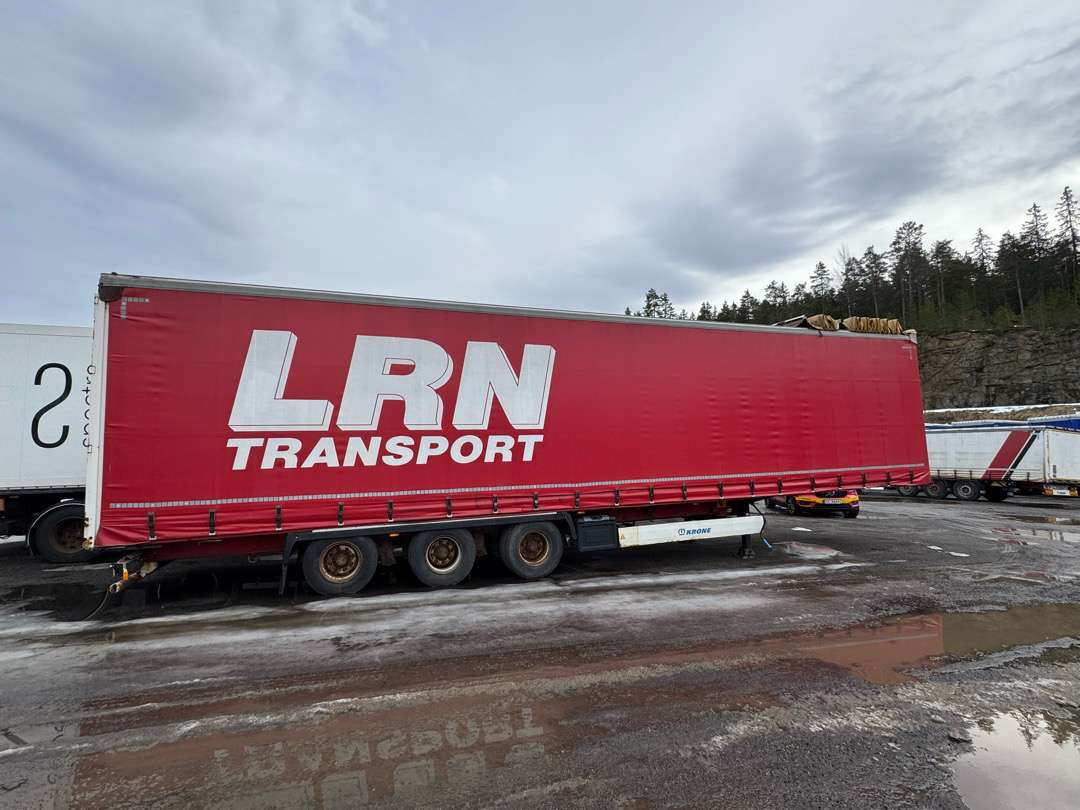 2015 KRONE Profi Liner / MEGA / Curtain / Lifting roof - Ponyvás félpótkocsi: 2 kép. 2015 KRONE Profi Liner / MEGA / Curtain / Lifting roof - Ponyvás félpótkocsi: 2 kép.