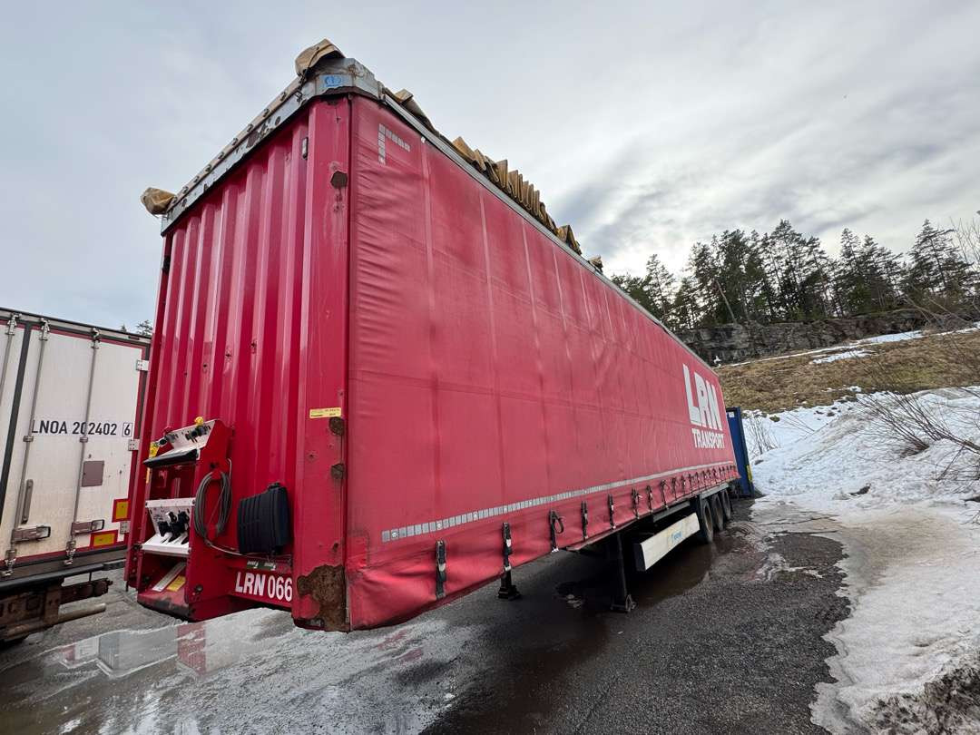 2015 KRONE Profi Liner / MEGA / Curtain / Lifting roof - Ponyvás félpótkocsi: 2 kép. 2015 KRONE Profi Liner / MEGA / Curtain / Lifting roof - Ponyvás félpótkocsi: 2 kép.