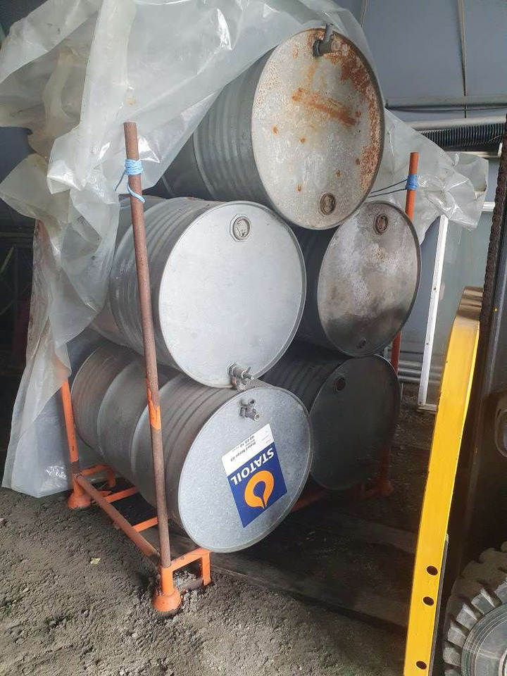 Szerszám/ Felszerelés 5 stk tank 200l: 1 kép.