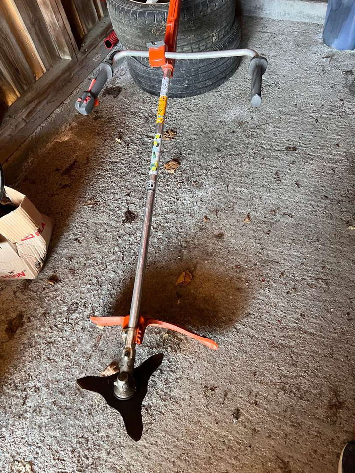 Husqvarna kantklipper repobjekt - Kerti fűkasza: 4 kép. Husqvarna kantklipper repobjekt - Kerti fűkasza: 4 kép.