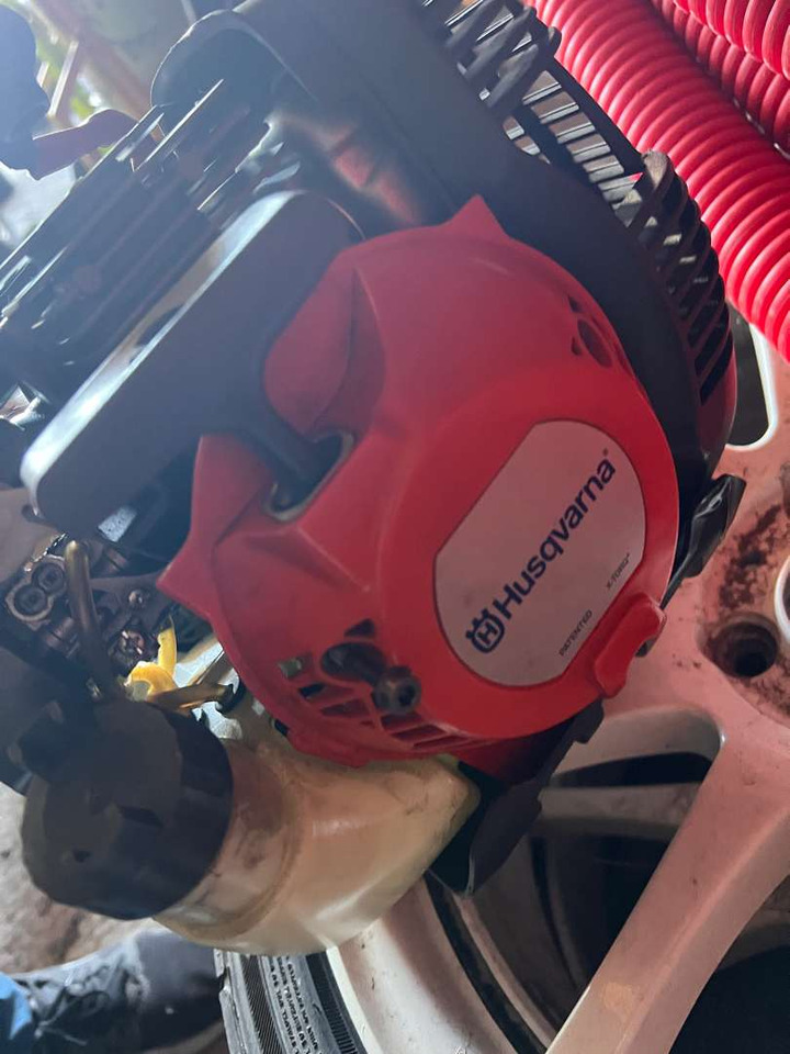 Husqvarna kantklipper repobjekt - Kerti fűkasza: 3 kép. Husqvarna kantklipper repobjekt - Kerti fűkasza: 3 kép.