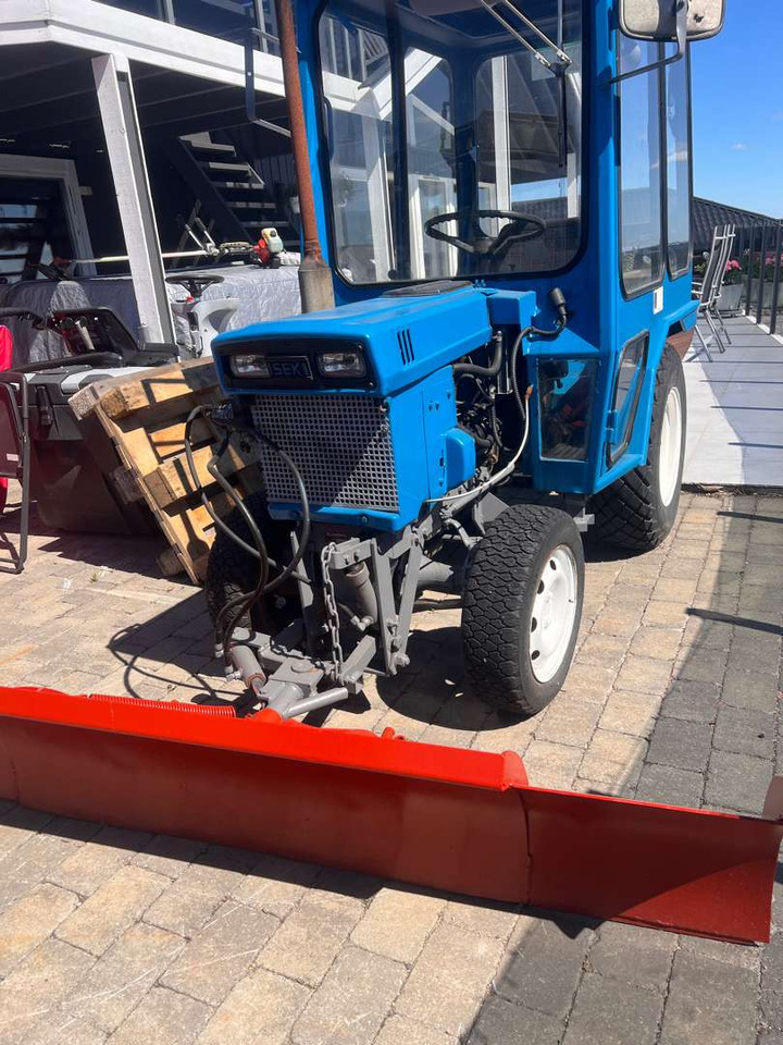 Iseki TX1500 brøyteskjær og feiekost - Traktor: 1 kép. Iseki TX1500 brøyteskjær og feiekost - Traktor: 1 kép.