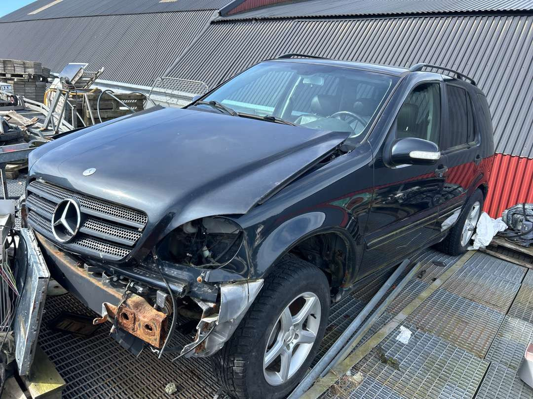 Mercedes-Benz (delebil + girkasse ) - Autó: 1 kép. Mercedes-Benz (delebil + girkasse ) - Autó: 1 kép.