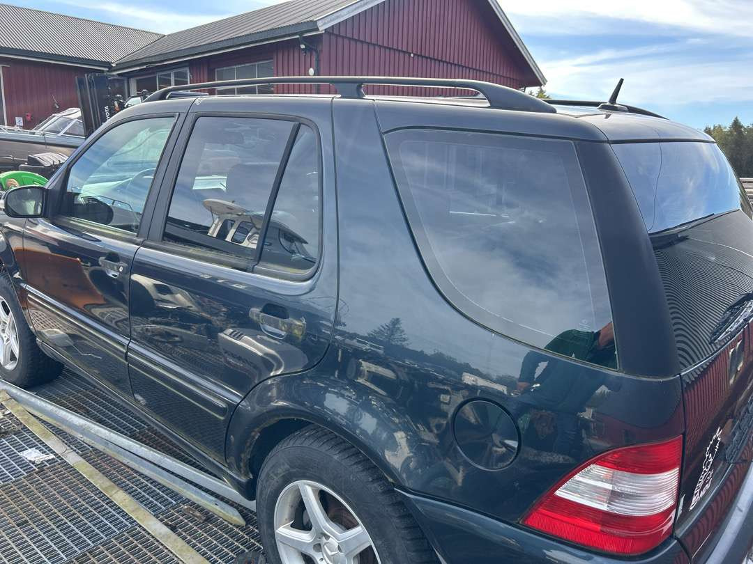 Mercedes-Benz (delebil + girkasse ) - Autó: 4 kép. Mercedes-Benz (delebil + girkasse ) - Autó: 4 kép.