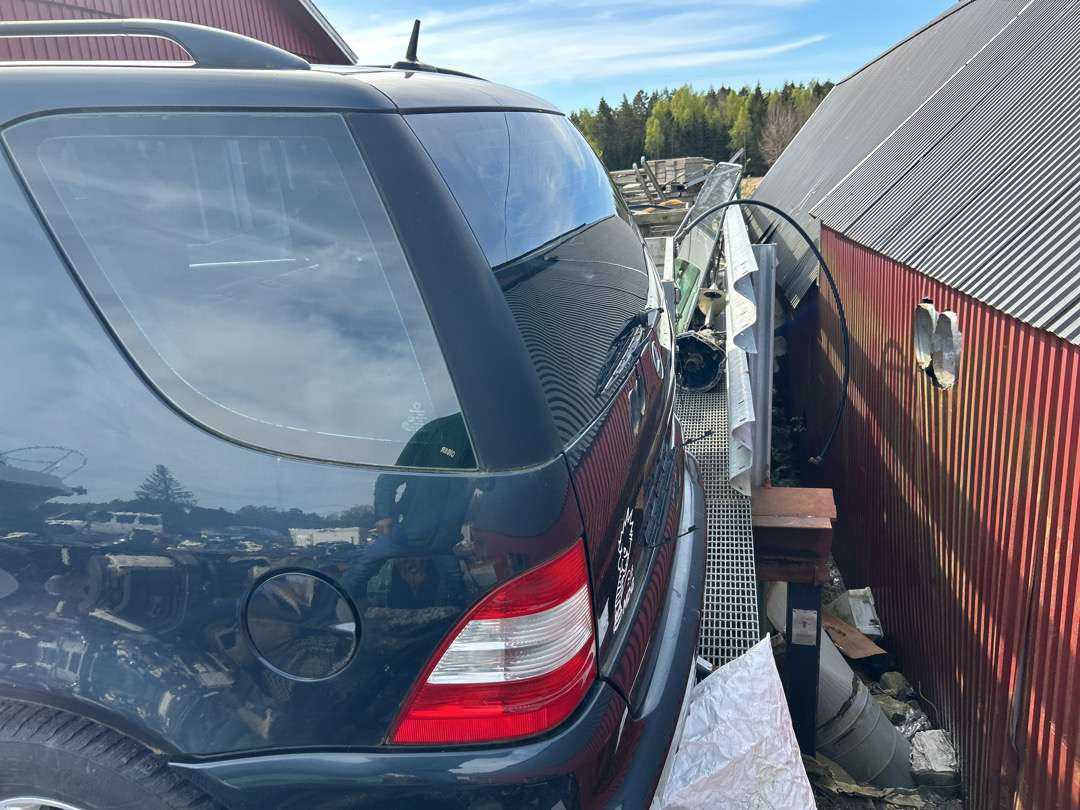 Mercedes-Benz (delebil + girkasse ) - Autó: 3 kép. Mercedes-Benz (delebil + girkasse ) - Autó: 3 kép.