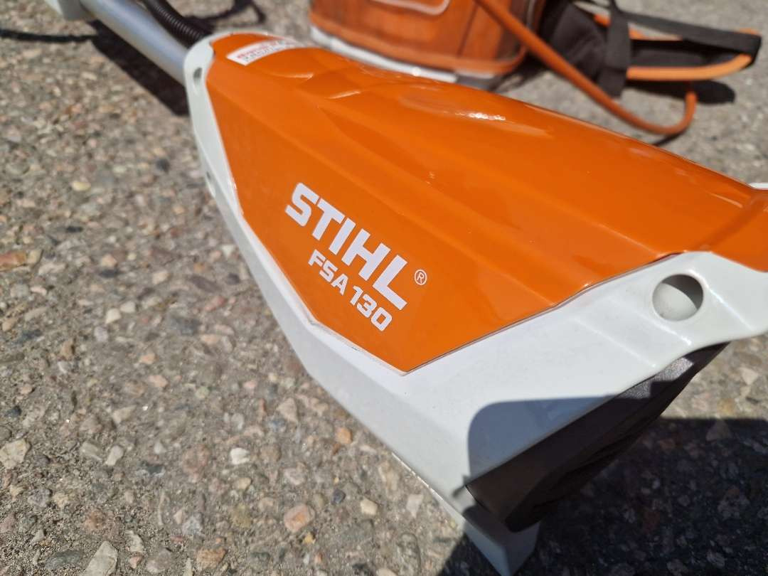 STIHL FSA 130 med AR 3000 ryggsekkbatteri – kraftig og stillegående profftrimmer - Motorszállító utánfutó: 3 kép. STIHL FSA 130 med AR 3000 ryggsekkbatteri – kraftig og stillegående profftrimmer - Motorszállító utánfutó: 3 kép.