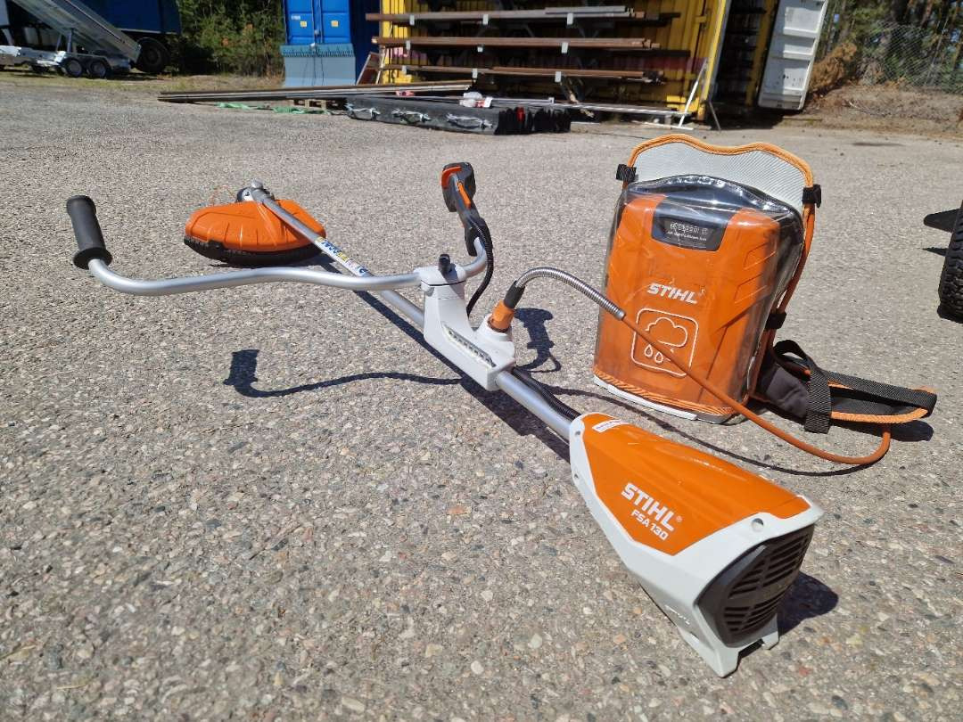 STIHL FSA 130 med AR 3000 ryggsekkbatteri – kraftig og stillegående profftrimmer - Motorszállító utánfutó: 1 kép. STIHL FSA 130 med AR 3000 ryggsekkbatteri – kraftig og stillegående profftrimmer - Motorszállító utánfutó: 1 kép.