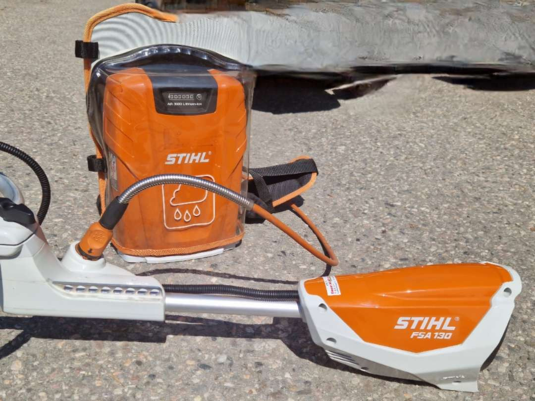 STIHL FSA 130 med AR 3000 ryggsekkbatteri – kraftig og stillegående profftrimmer - Motorszállító utánfutó: 4 kép. STIHL FSA 130 med AR 3000 ryggsekkbatteri – kraftig og stillegående profftrimmer - Motorszállító utánfutó: 4 kép.