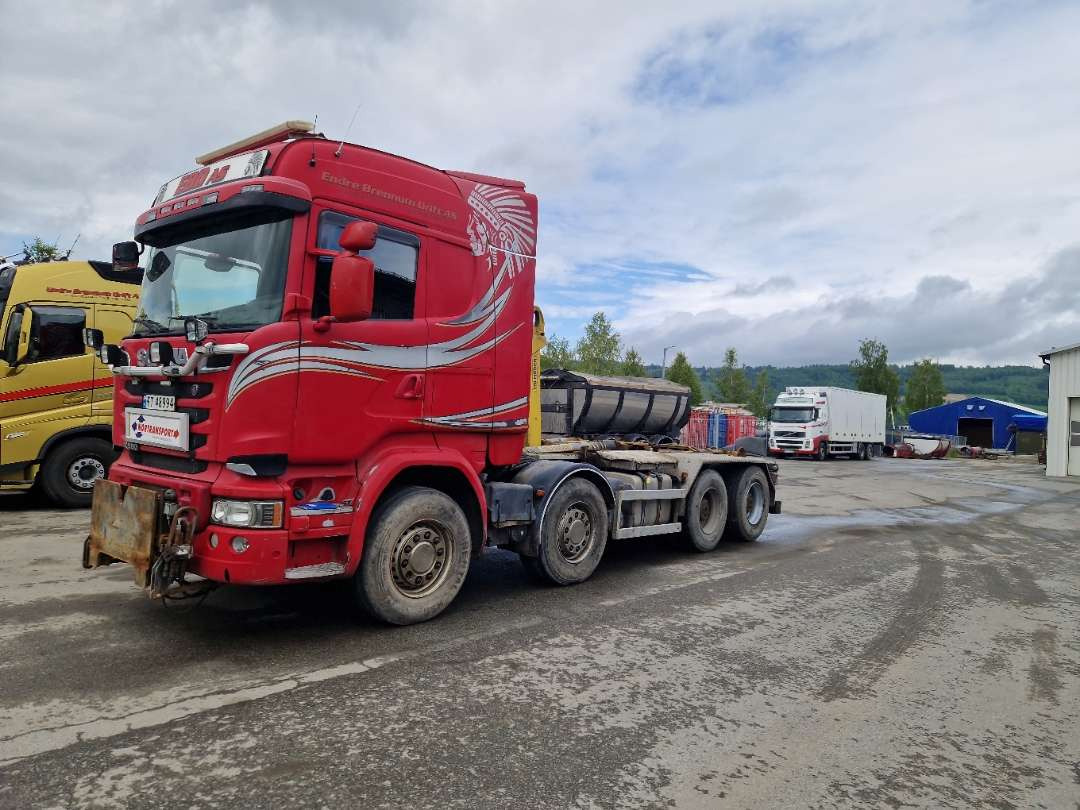 Scania R580 Brøytebil med sideplog og hydraulisk saltsystem - Horgos rakodó teherautó: 2 kép. Scania R580 Brøytebil med sideplog og hydraulisk saltsystem - Horgos rakodó teherautó: 2 kép.