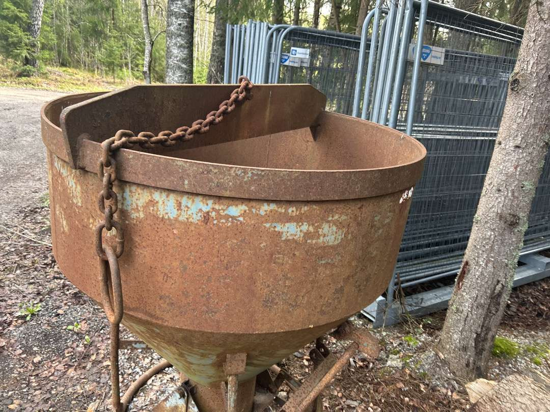Støpe tobb 1000 liter - Szerszám/ Felszerelés: 3 kép. Støpe tobb 1000 liter - Szerszám/ Felszerelés: 3 kép.