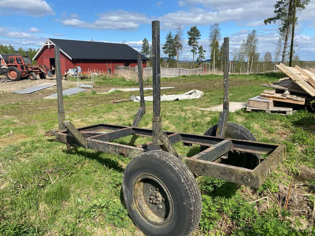 Tømmerhenger til traktor - Rönkszállító pótkocsi: 4 kép. Tømmerhenger til traktor - Rönkszállító pótkocsi: 4 kép.