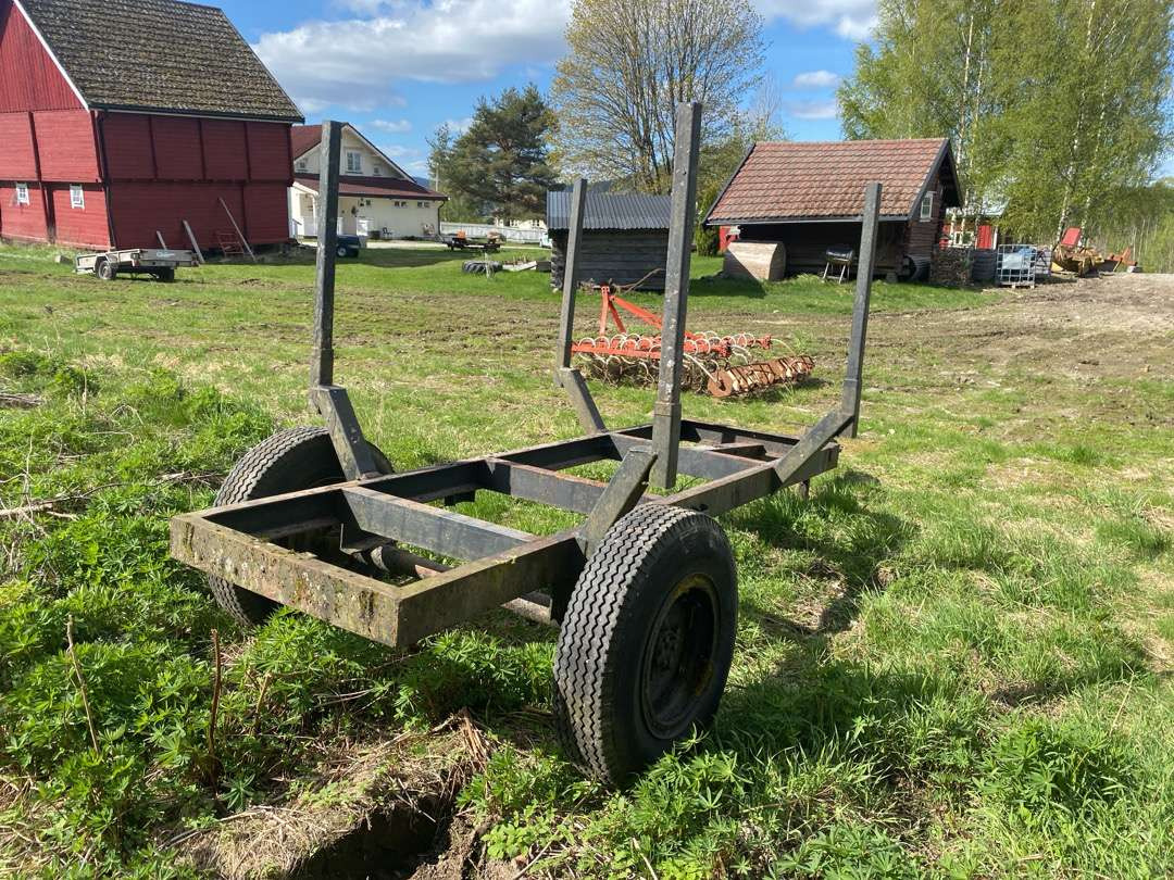 Tømmerhenger til traktor - Rönkszállító pótkocsi: 3 kép. Tømmerhenger til traktor - Rönkszállító pótkocsi: 3 kép.