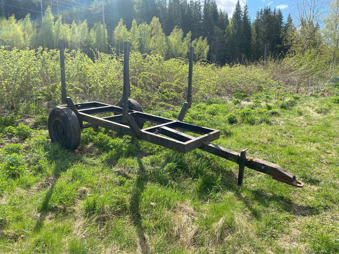 Tømmerhenger til traktor - Rönkszállító pótkocsi: 2 kép. Tømmerhenger til traktor - Rönkszállító pótkocsi: 2 kép.