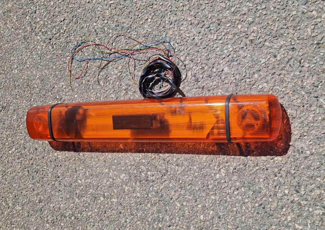 Varsellysbjelke – Puente Serie 3000 (12V / 24V - Motorszállító utánfutó: 3 kép. Varsellysbjelke – Puente Serie 3000 (12V / 24V - Motorszállító utánfutó: 3 kép.