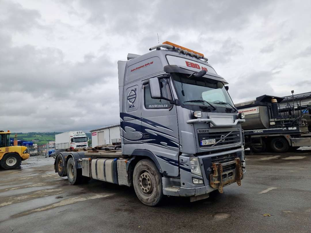 Volvo FH6X2-Krokbil med hydraulisk brøyteutstyr - Horgos rakodó teherautó: 1 kép. Volvo FH6X2-Krokbil med hydraulisk brøyteutstyr - Horgos rakodó teherautó: 1 kép.