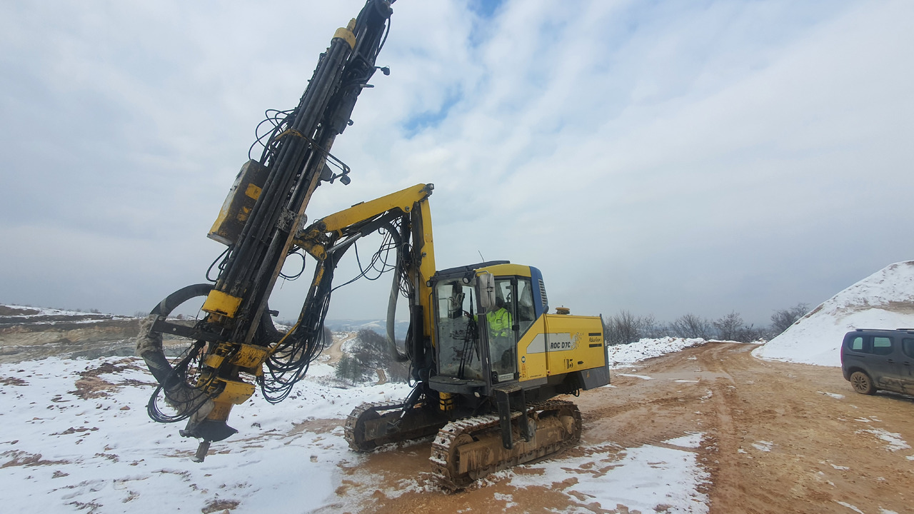 Atlas Copco ROC D7c-11 - Fúrógép: 1 kép. Atlas Copco ROC D7c-11 - Fúrógép: 1 kép.