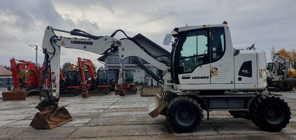 Liebherr A 912 Litronic - Gumikerekes kotró: 2 kép. Liebherr A 912 Litronic - Gumikerekes kotró: 2 kép.