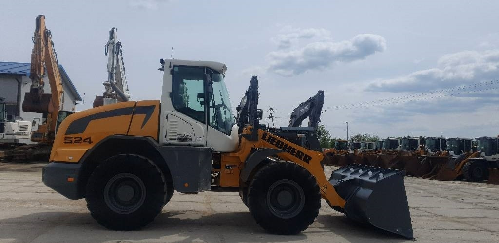 Liebherr L 524 - Gumikerekes homlokrakodó: 5 kép. Liebherr L 524 - Gumikerekes homlokrakodó: 5 kép.