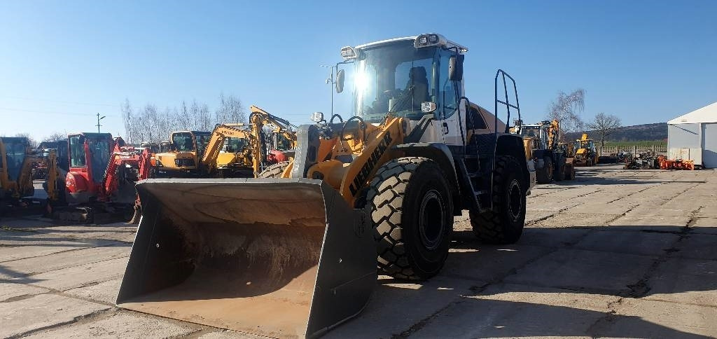 Liebherr L 550 - Gumikerekes homlokrakodó: 1 kép. Liebherr L 550 - Gumikerekes homlokrakodó: 1 kép.