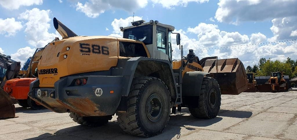 Liebherr L 586 - Gumikerekes homlokrakodó: 3 kép. Liebherr L 586 - Gumikerekes homlokrakodó: 3 kép.