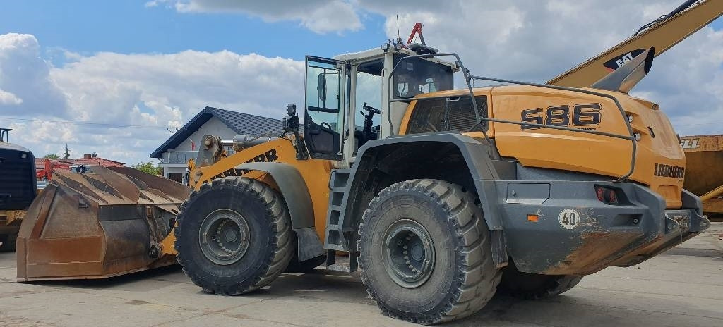 Liebherr L 586 - Gumikerekes homlokrakodó: 2 kép. Liebherr L 586 - Gumikerekes homlokrakodó: 2 kép.