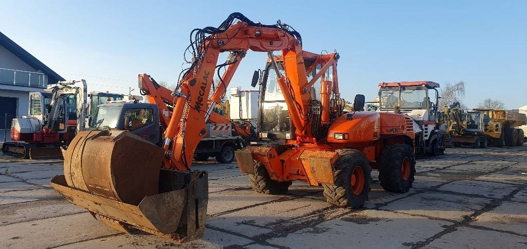 Mecalac 12 M TX - Gumikerekes kotró: 1 kép. Mecalac 12 M TX - Gumikerekes kotró: 1 kép.