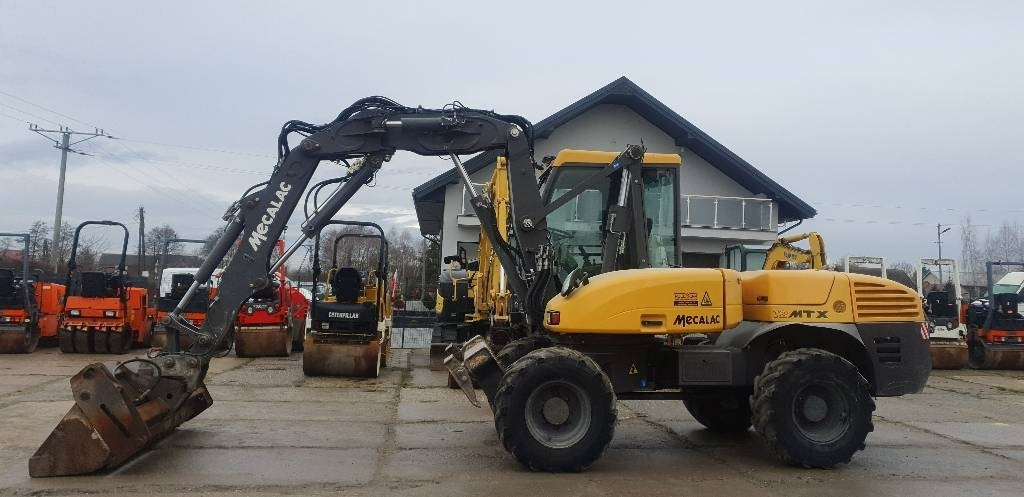 Mecalac 12 M TX - Gumikerekes kotró: 2 kép. Mecalac 12 M TX - Gumikerekes kotró: 2 kép.