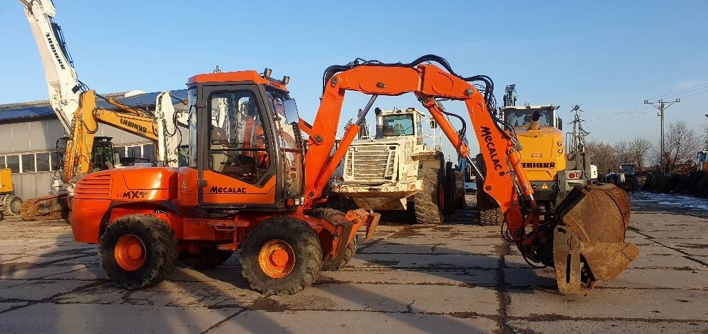 Mecalac 12 M TX - Gumikerekes kotró: 3 kép. Mecalac 12 M TX - Gumikerekes kotró: 3 kép.