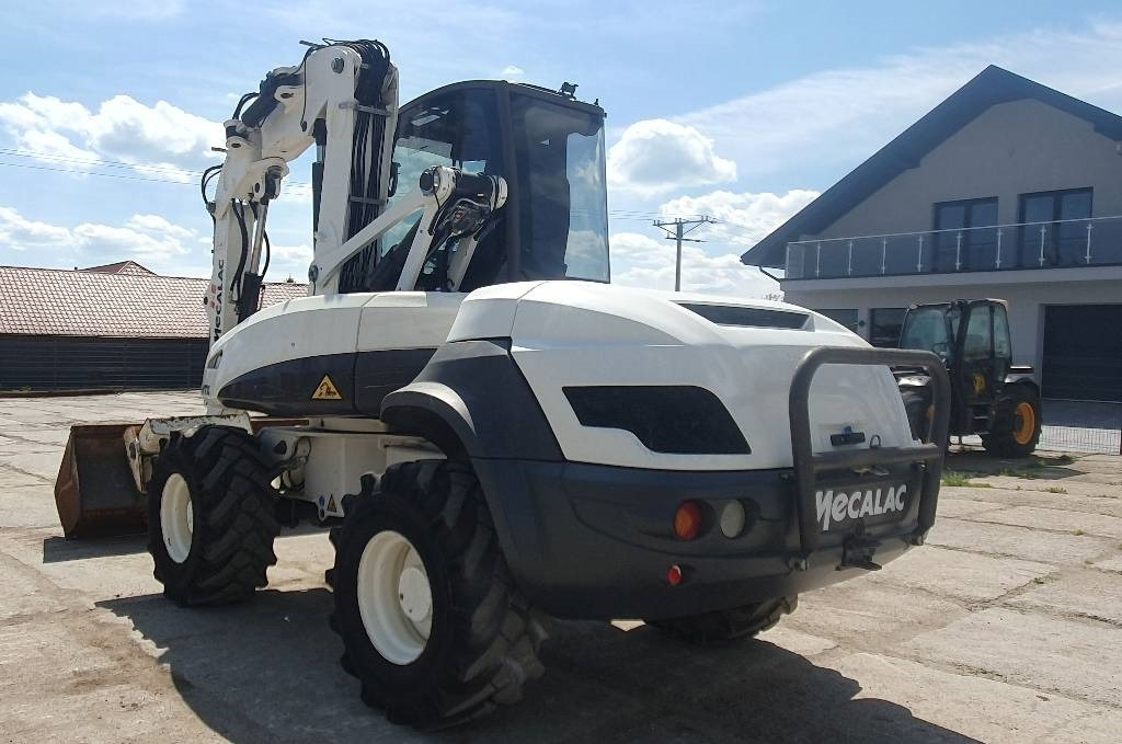 Mecalac 12 M TX - Gumikerekes kotró: 3 kép. Mecalac 12 M TX - Gumikerekes kotró: 3 kép.