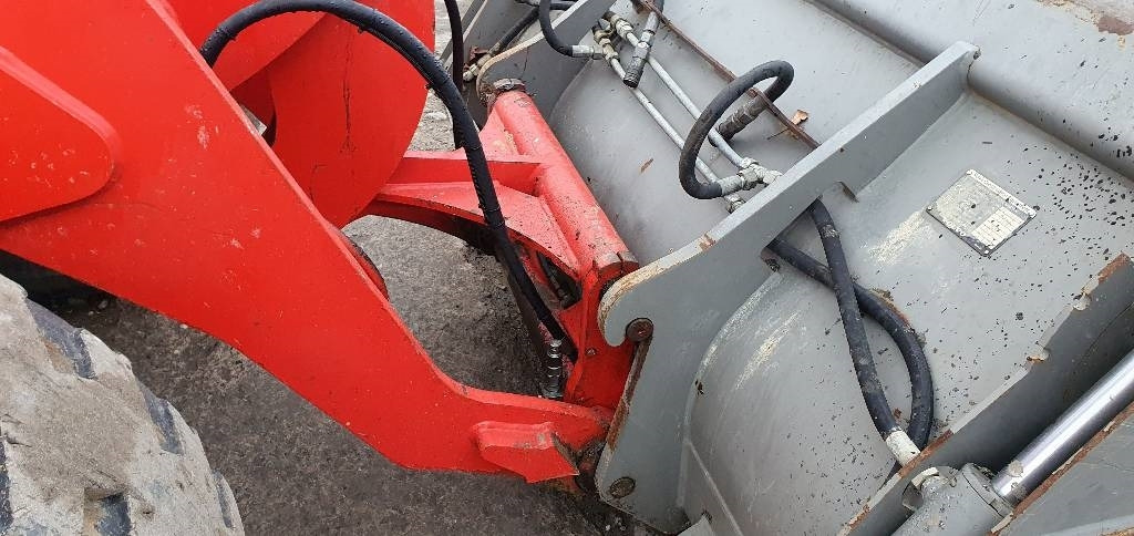 Volvo L 30 G - Gumikerekes homlokrakodó: 4 kép. Volvo L 30 G - Gumikerekes homlokrakodó: 4 kép.