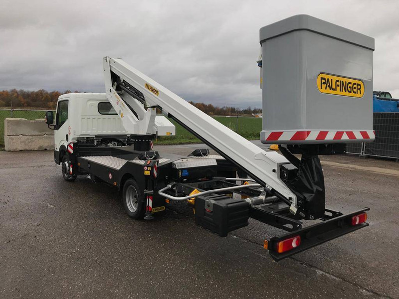 Palfinger P 200 T X E | 2019 - Emelőkosaras teherautó: 4 kép. Palfinger P 200 T X E | 2019 - Emelőkosaras teherautó: 4 kép.