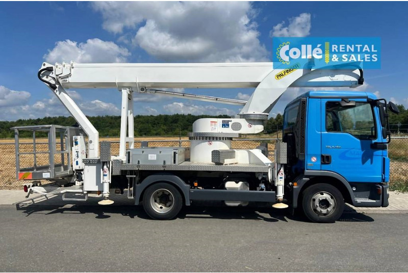 Palfinger P 300 KS | 2015 - Emelőkosaras teherautó: 3 kép. Palfinger P 300 KS | 2015 - Emelőkosaras teherautó: 3 kép.