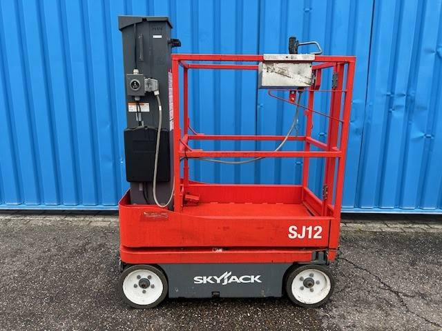 Skyjack SJ 12 | 2013 - Oszlopos személyemelő: 1 kép. Skyjack SJ 12 | 2013 - Oszlopos személyemelő: 1 kép.