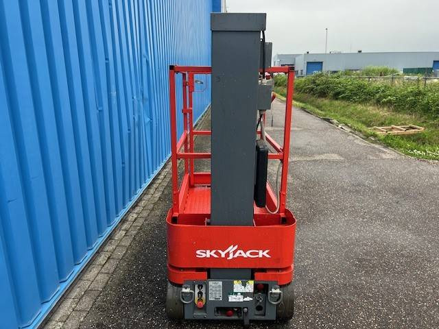 Skyjack SJ 12 | 2013 - Oszlopos személyemelő: 5 kép. Skyjack SJ 12 | 2013 - Oszlopos személyemelő: 5 kép.