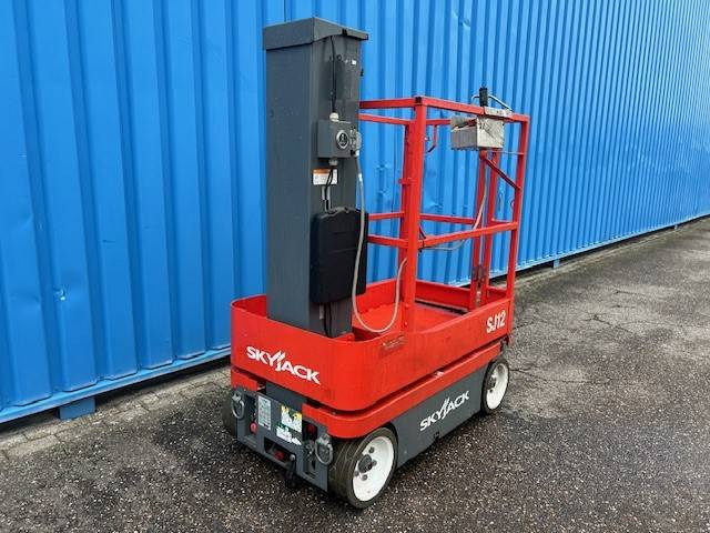 Skyjack SJ 12 | 2013 - Oszlopos személyemelő: 2 kép. Skyjack SJ 12 | 2013 - Oszlopos személyemelő: 2 kép.