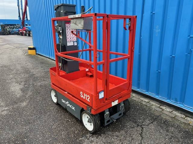 Skyjack SJ 12 | 2013 - Oszlopos személyemelő: 3 kép. Skyjack SJ 12 | 2013 - Oszlopos személyemelő: 3 kép.