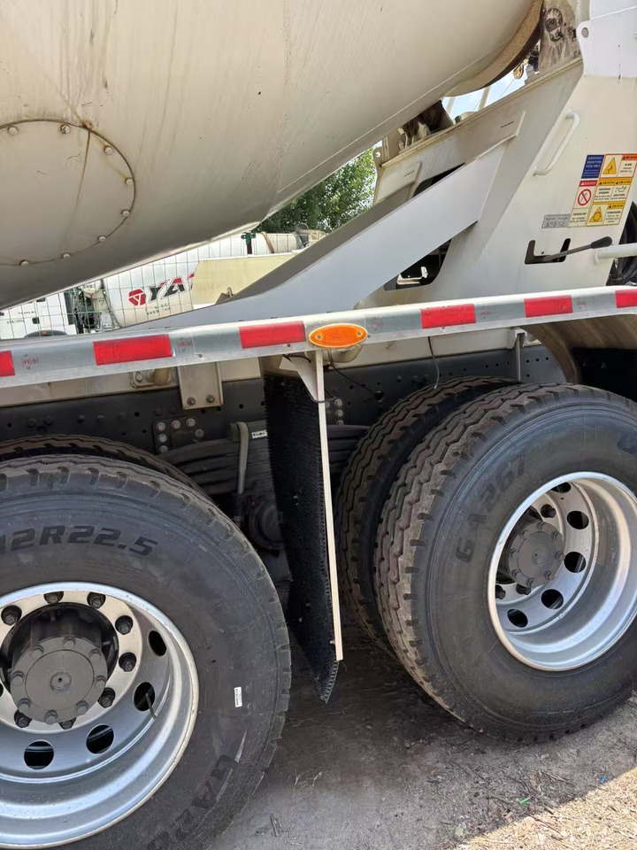 HOWO  - Betonmixer: 2 kép. HOWO  - Betonmixer: 2 kép.