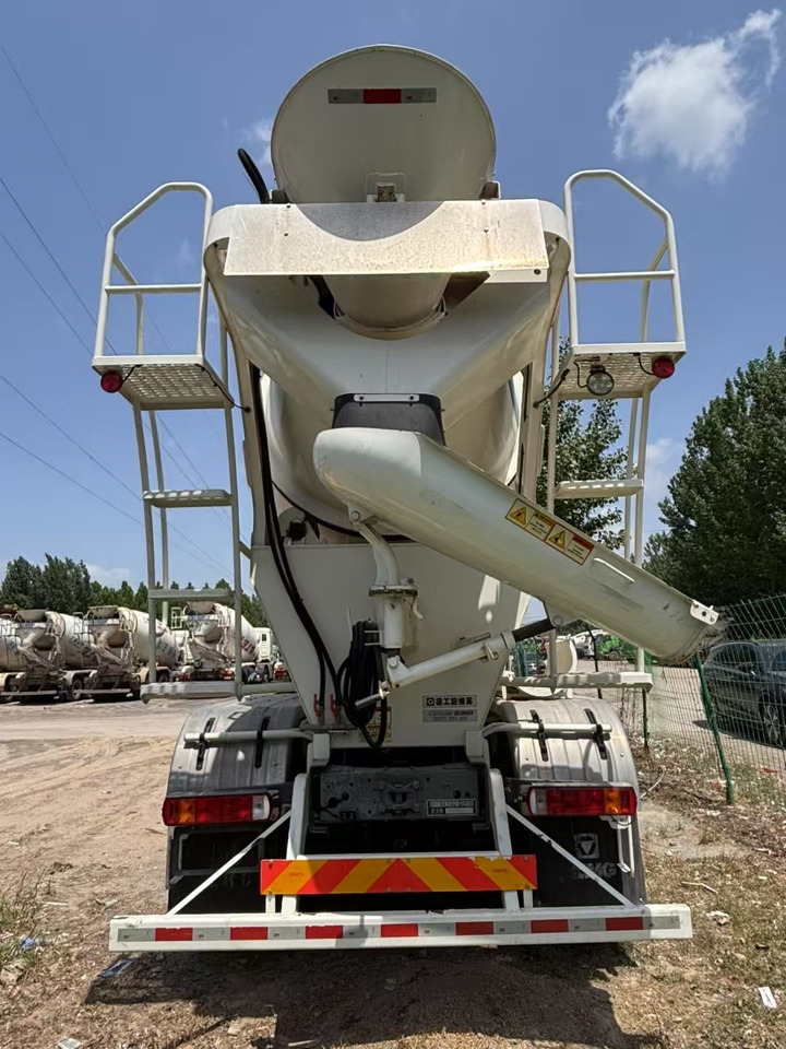 HOWO  - Betonmixer: 4 kép. HOWO  - Betonmixer: 4 kép.