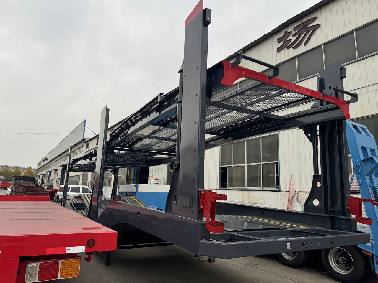 - Félpótkocsi autószállító: 1 kép. - Félpótkocsi autószállító: 1 kép.