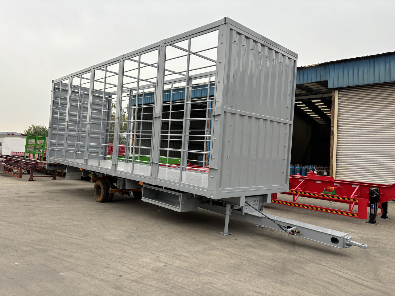 - Platós félpótkocsi: 2 kép. - Platós félpótkocsi: 2 kép.