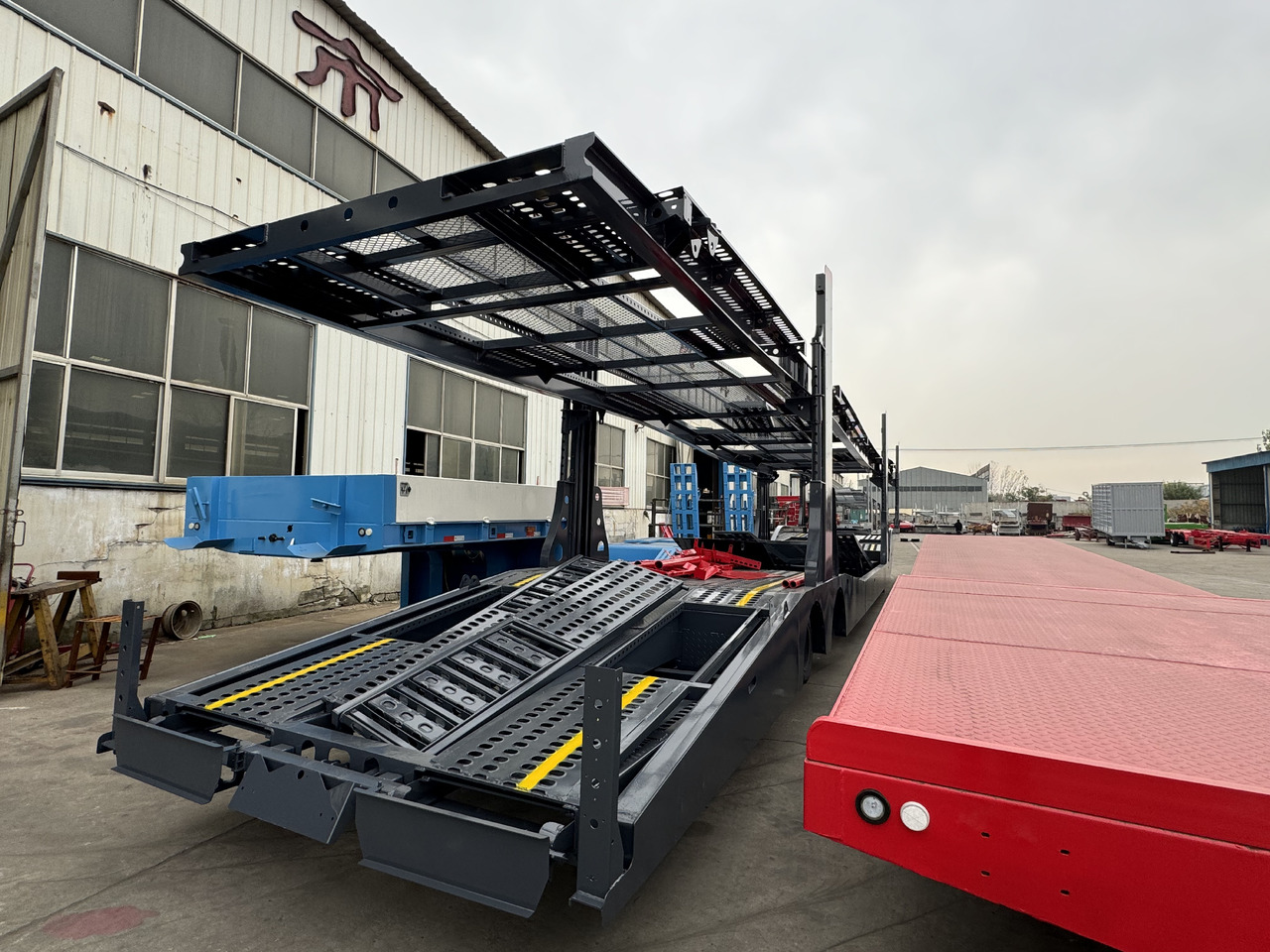 - Félpótkocsi autószállító: 4 kép. - Félpótkocsi autószállító: 4 kép.