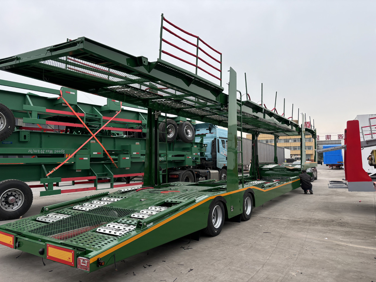 - Félpótkocsi autószállító: 1 kép. - Félpótkocsi autószállító: 1 kép.