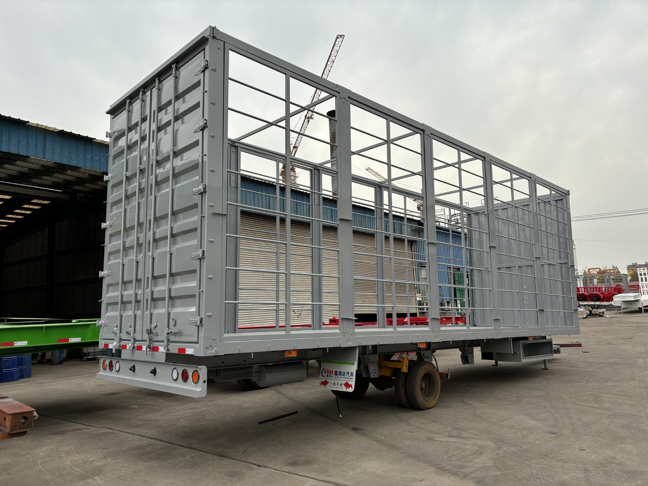 - Platós félpótkocsi: 3 kép. - Platós félpótkocsi: 3 kép.