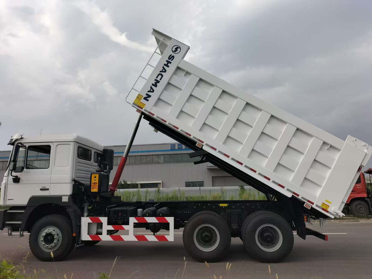 SHACMAN F3000 - Billenőplatós teherautó: 3 kép. SHACMAN F3000 - Billenőplatós teherautó: 3 kép.