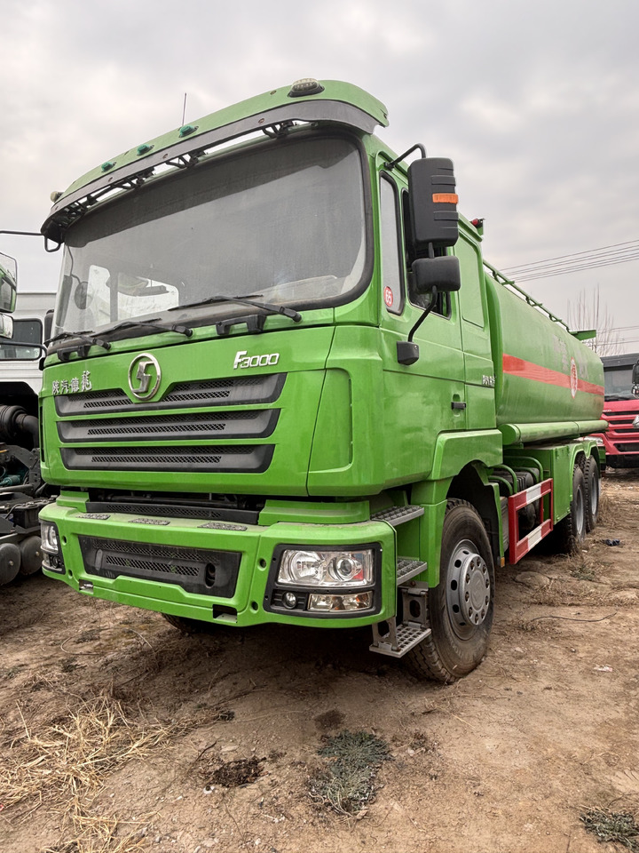 SHACMAN F3000 - Tartályos teherautó: 1 kép. SHACMAN F3000 - Tartályos teherautó: 1 kép.